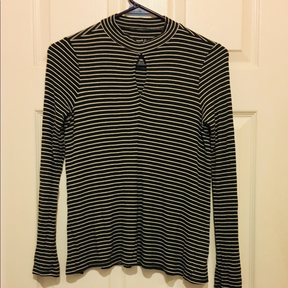 💕AE Soft and sexy L/S keyhole tee size Small💕